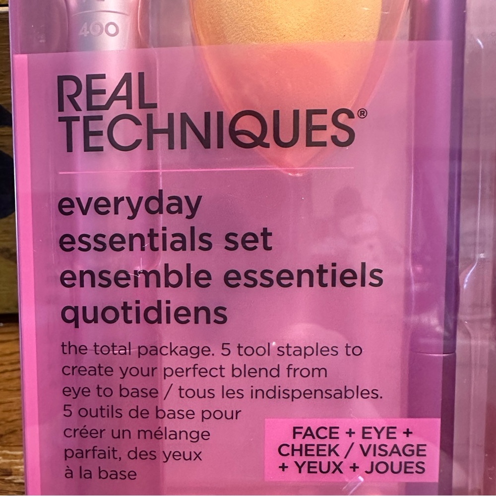 Real Techniques Everyday Essentials Set, a 5-piece - New - Picture 2 of 5